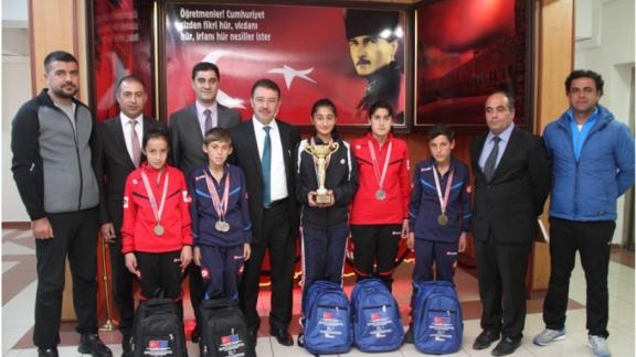 Türkiye Şampiyonu Kros Takımı Öğrencilerimiz Milli Eğitim Müdürü Ercan YILDIZı Makamında Ziyaret Ettiler.