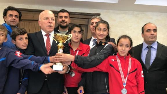 Türkiye Şampiyonu Kros Takımı Öğrencileri Erzurum Büyükşehir Belediye Başkanı Sayın Mehmet SEKMENi Makamında Ziyaret Ettiler