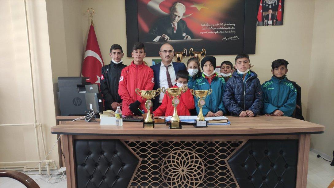 Ankara'da Düzenlenen 10 Kasım Atatürk'ü Anma Koşusunda ilçemiz Karayazı Öğrencileri Takım Olarak Yıldızlar Kategorisinde Türkiye Şampiyonu Olmuşlardır.