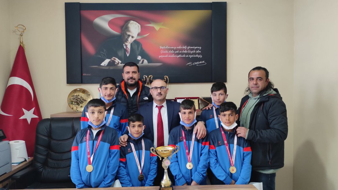 Kros Türkiye Birincisi Öğrencilerimizden İlçe Milli Eğitim Müdürlüğüne Ziyaret