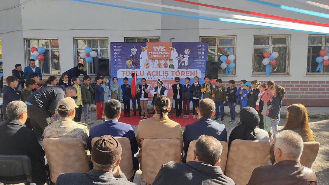 Tarih Yazan Çocuklar Projesi Kapsamında Mehmet Akif Ersoy İlk-Ortaokulu'nda düzenlenen etkinlik ile açılış yapıldı.